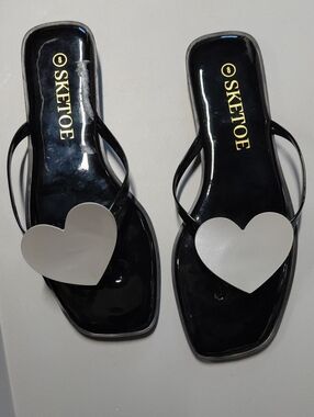 SKETOE Women's Black Jelly Flip Flops with White Heart Accent